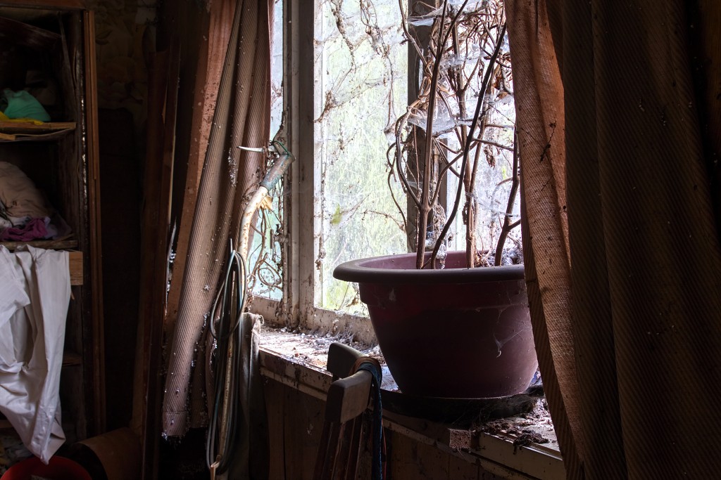HDR urbex Lost in the Woods lada 1300 opel kadett trash fitou oldtimer youngtimer bus morgon tractor olielamp vuldop Airco generator belgie